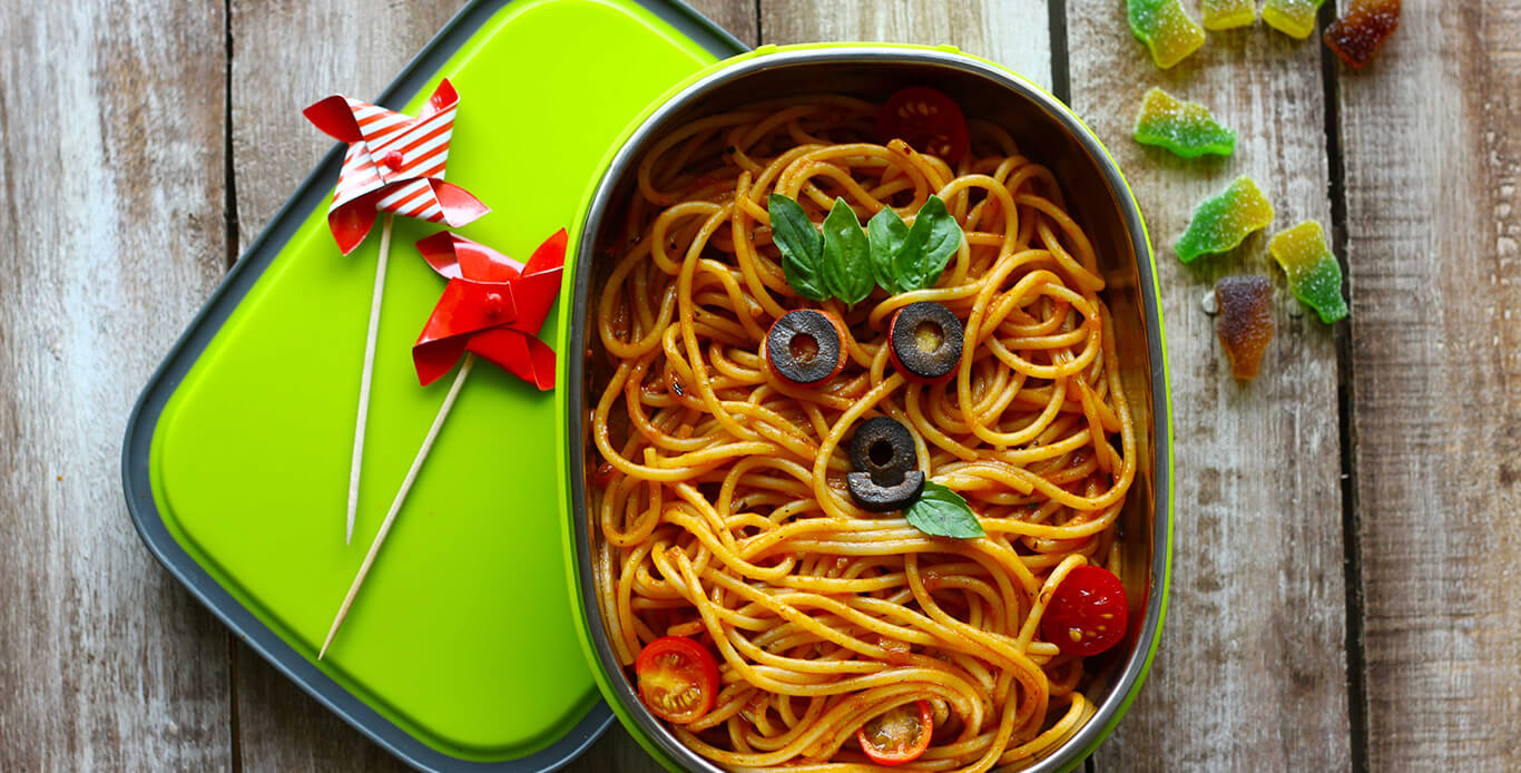 TOMATO AND BASIL SPAGHETTI WITH PASTA SAUCE