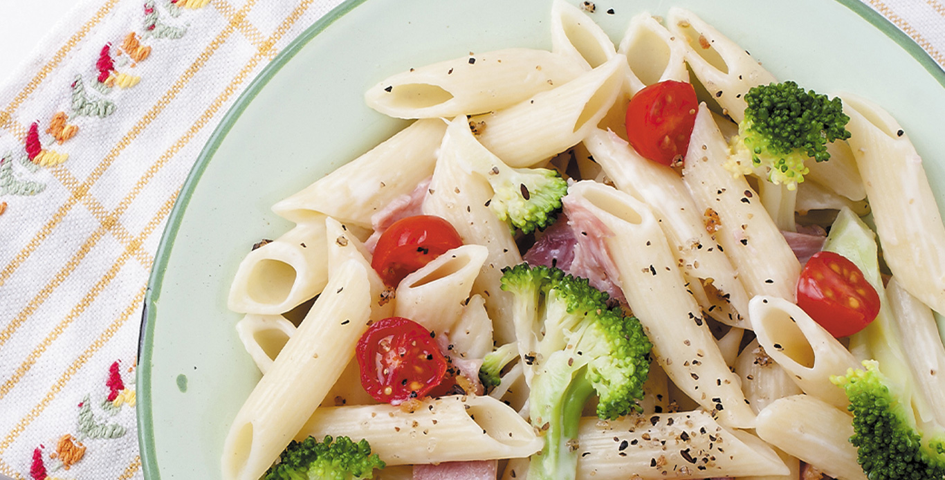 Pasta salad with chicken ham 
