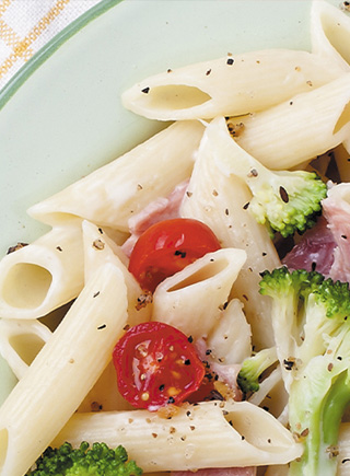 Pasta salad with chicken ham 